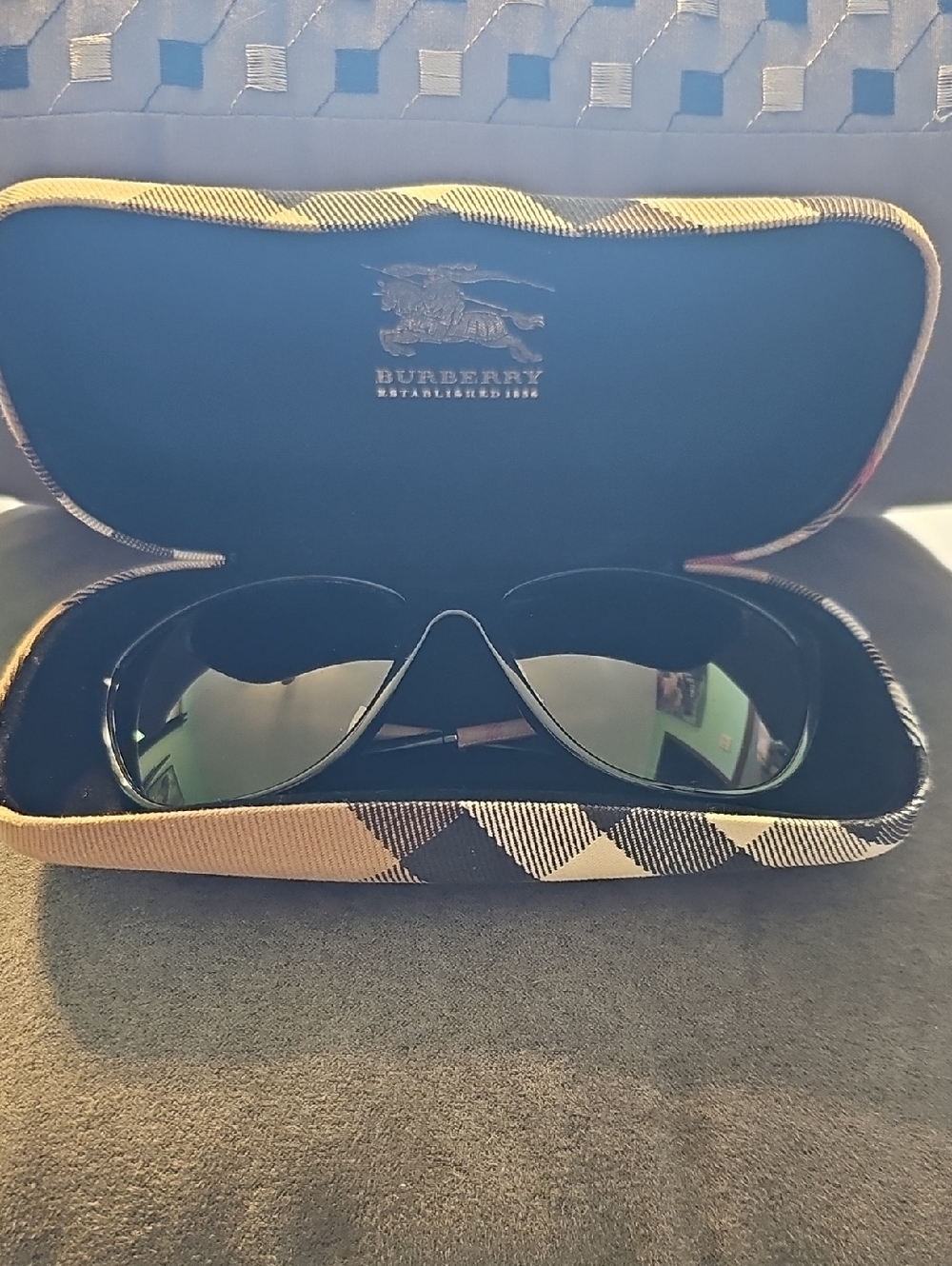 Burberry Black Cat eye Sunglasses with Beige Check Case